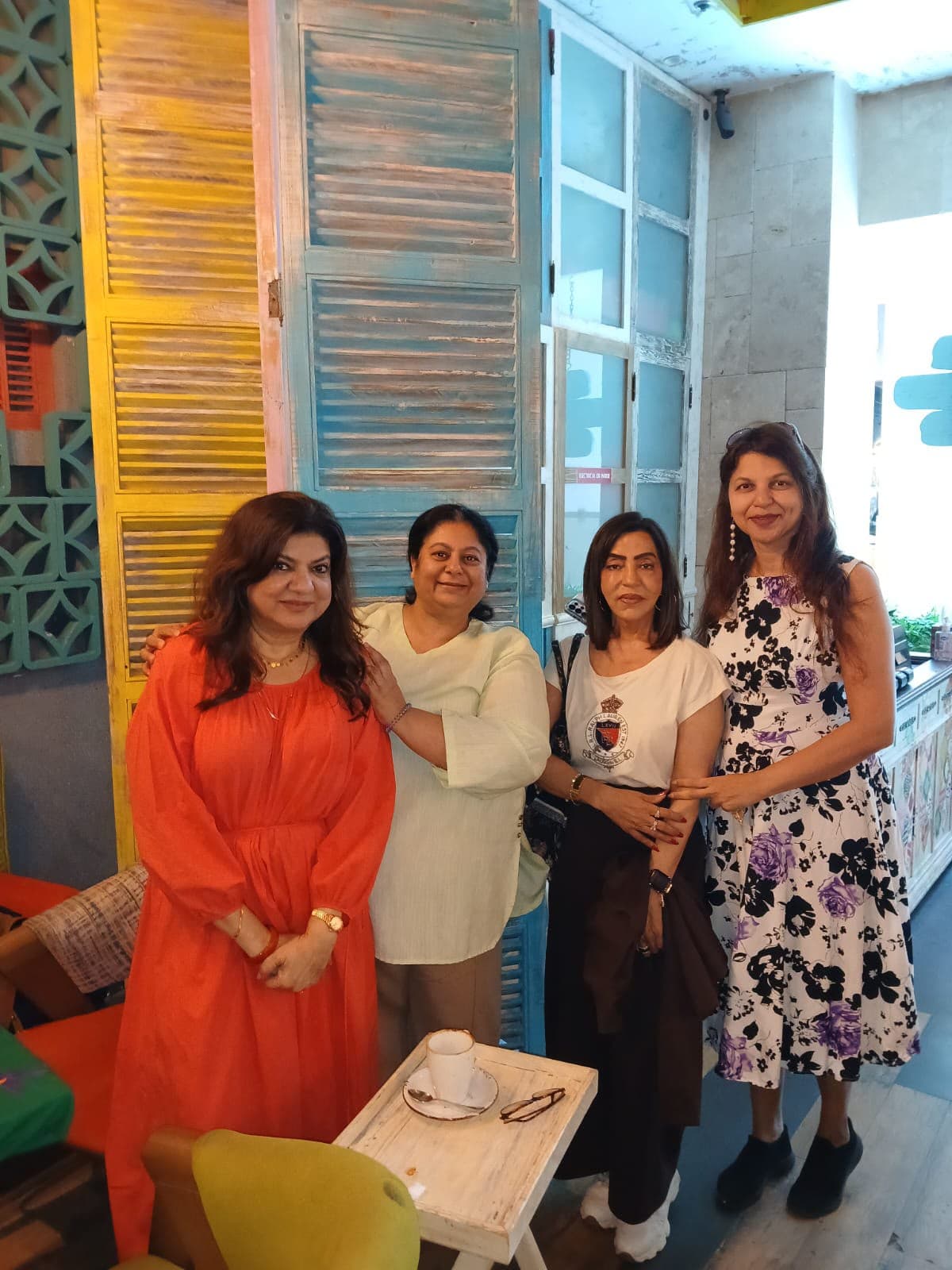 Mahjong players standing together at a Dubai cafe